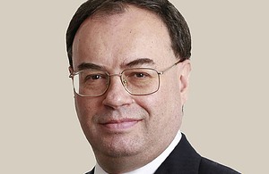 周四，预计英国央行（BOE）将连续第七次会议上维持政策利率不变，尽管近期英国通货紧缩压力加剧，并有猜测称英国央行今年将降息两次。 英国央行可能发出谨慎信息 市场普遍预期，英国央行在周四的政策会议后会将基准利率维持在 5.25%。除宣布利率外，央行还将公布《货币政策纪要》。 尽管 5 月份的通货紧缩压力依然存在，但英国央行似乎准备在第四季度的某个时间点开始下调政策利率，以应对依然高企的服务业通胀（5 月份环比+5.7%，预期+5.3%）。 此外，英国的通胀数据显示，总体消费者价格指数（CPI）上升了 2.0%（低于 2.3%），不包括食品和能源成本的核心 CPI 上升了 3.5%（低于 3.9%）。此外，这也是自 2021 年 10 月以来，CPI 首次达到该行的目标。 此外，货币市场目前认为英国央行将在年底前推出约 45 个基点的宽松政策，并在 11 月前推出近 30 个基点的宽松政策。 对于即将到来的事件，最新的通胀数据不太可能挑战英国央行在今年下半年启动宽松周期的观点，同时也不应排除英国央行发出谨慎信息的可能性，尤其是强调服务业通胀和国内劳动力市场仍然紧张。 总之，预计英国央行将在北京时间周四