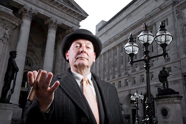 总结 2024年上半年，英国经济势头出现了逐渐但明显的改善。第一季度GDP环比增长0.7%，而最近的情绪和活动数据显示第二季度将持续增长。英国消费者的前景继续改善，不过英国企业的前景可能没有那么强劲。但总体而言，我们预计英国GDP增速将从2023年的0.1%升至2024年的0.8%和2025年的1.5%。 可以说，反通胀方面的进展仍有些令人沮丧。虽然总体通胀率在5月份放缓至英国央行(BoE) 2%的目标，但潜在通胀指标和工资增长的放缓更为缓慢，且以历史标准衡量仍处于高位。鉴于工资和物价趋势仍在上升，我们预计英国央行最初将谨慎推进货币宽松政策。 我们预计英国央行今年只会在8月和11月两次降息25个基点，并预测英国央行2024年底的政策利率将为4.75%。我们预计，随着潜在通胀回归到接近央行2%的通胀目标，2025年的宽松步伐将略微加快。总的来说，我们预计英国央行在2025年将进一步累计降息125个基点，这将使央行的政策利率在明年结束时达到3.50%。 由新总理斯塔默(Keir