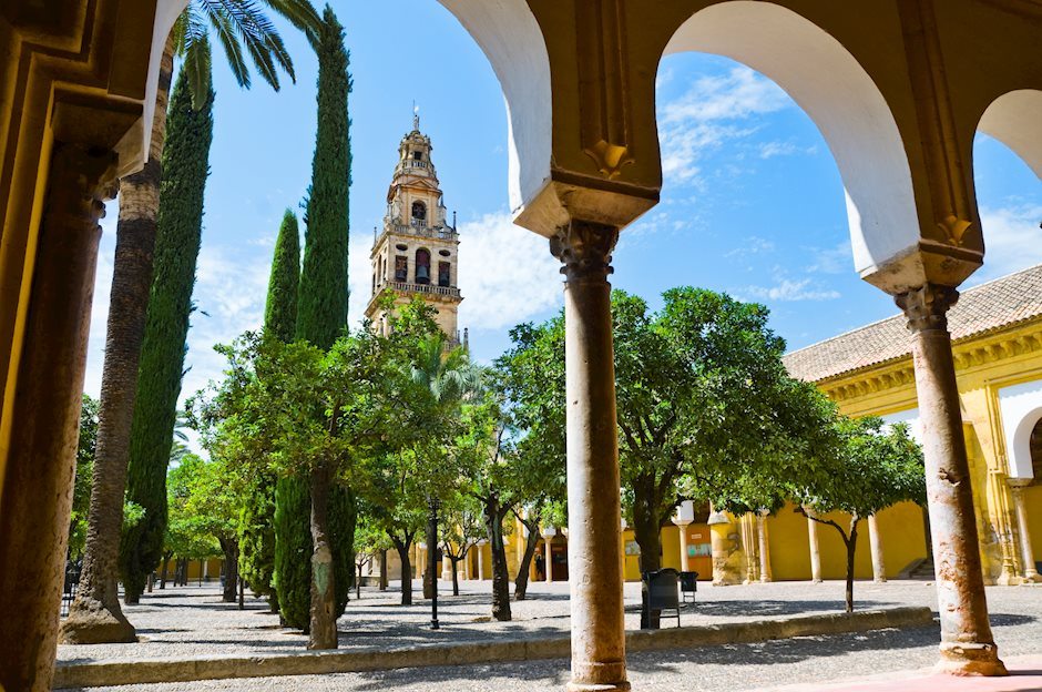 España: El desempleo desciende en 10.830 personas en julio, empeorando la previsión de 17.400