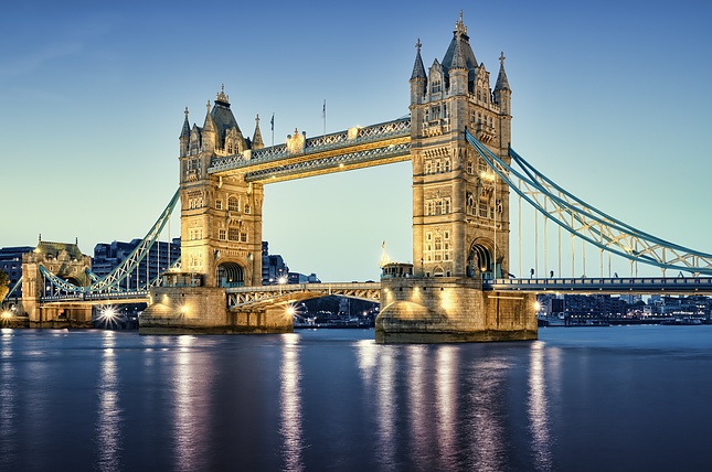 在经历了去年的技术性衰退后，英国经济在2024年迄今的表现要好得多。 英国5月份经济增长超过预期，全月增长0.4%。这是自今年年初以来一系列更好的增长数据中的最新数据。事实上，自去年12月以来，英国经济累计增长了1.5%，这是在去年下半年经历了一次适度的技术性衰退之后取得的显著成果。 人们总是倾向于将这部分归因于数据的波动性，我们非常谨慎，不会根据一两个月的数据做出过多评论。但经过5个月的数据得出的不可避免的结论是，到目前为止，经济在2024年的表现要好得多。可观的实际工资增长无疑发挥了作用，面向消费者的服务业产出在5月份增长了0.7%，尽管这些数据今年极不稳定。 其结果是，在第一季度增长0.7%之后，第二季度整体GDP有望增长0.5-0.6。我们怀疑这种增长数字能否持续到今年下半年，但我们预计增长仍将保持在合理水平。一个重要因素是，过去加息的影响如今已基本消退;我们估计80%的抵押贷款紧缩已经过去。 这会改变英国央行的命运吗?可能不会。政策制定者仍然几乎只关注服务通胀，而这一数据的最后一次发布将决定英国央行是否能在8月份降息。英国央行首席经济学家休•皮尔(Huw