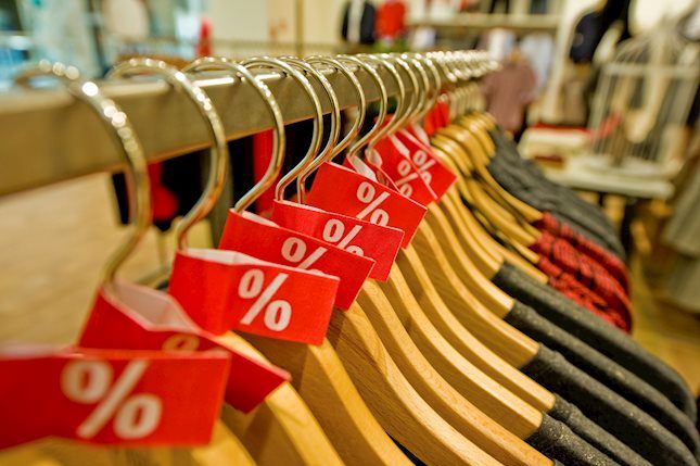 美国 5 月份零售销售月率上升 0.1%，达到 7,031 亿美元。这一数据是继 4 月份下降 0.2% 之后再次略低于市场预期的增长 0.2%。