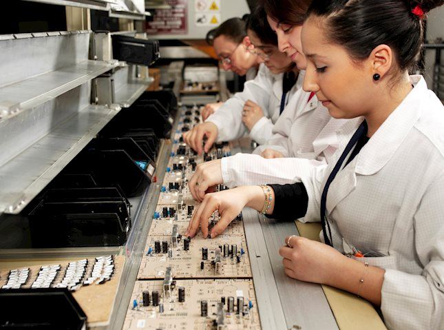 El índice manufacturero de la Reserva Federal de Philadelphia ha subido más de 12 puntos en julio, disparándose a 13.9 puntos desde los 1.3 de junio, alcanzando su nivel más alto en tres meses. 