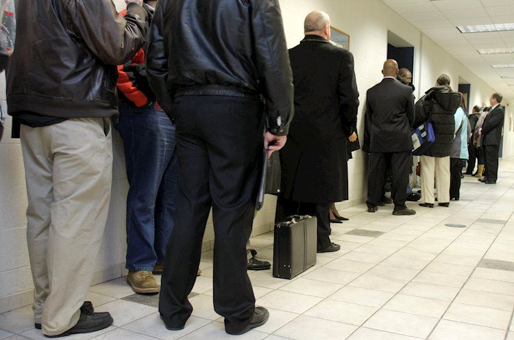 США: еженедельные первичные заявки на пособие по безработице снизились до 192 тыс. против ожидаемых 200 тыс.