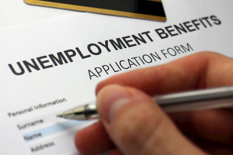 Число первичных заявок на пособие по безработице в США за неделю снизилось до 217 тыс. против ожидаемых 218 тыс.