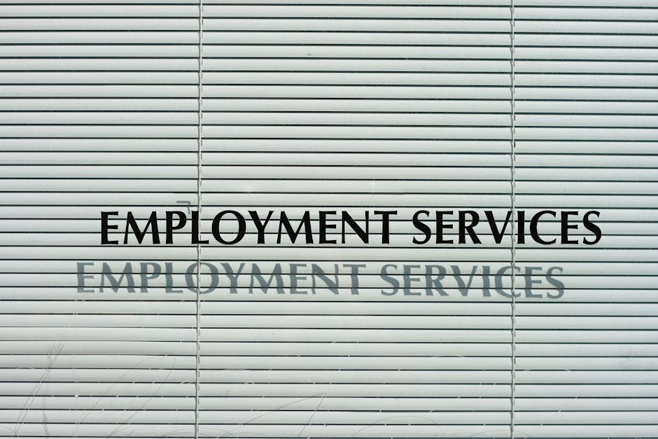 EE.UU.: Peticiones iniciales de subsidio de desempleo caen más de lo esperado a nuevos mínimos desde marzo de 2020