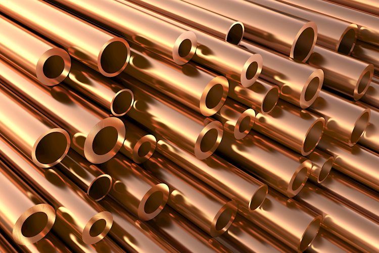 Copper falls 4% and threatens to break below 