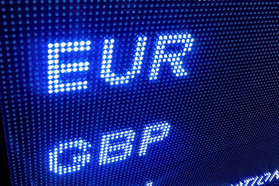 EUR/GBP Price Analysis: Continues oscillating within a range - currently falling