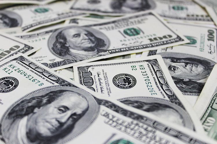 The Dollar maintains its gains, while PCE data shows stagnant inflation