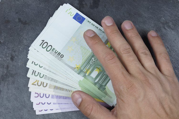 EUR/USD falls to the 1.0000 zone on a stronger dollar