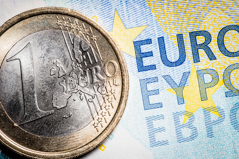 EUR/USD surrenders intraday gains ahead of US, Eurozone data-packed week