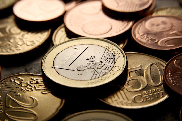 Пара EUR/USD фиксируется умеренными потерями ниже 1,0900 в преддверии выхода данных PMI еврозоны.