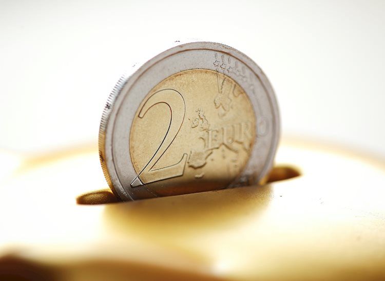 EUR/USD hits three-week highs above 1.0100 as dollar crashes