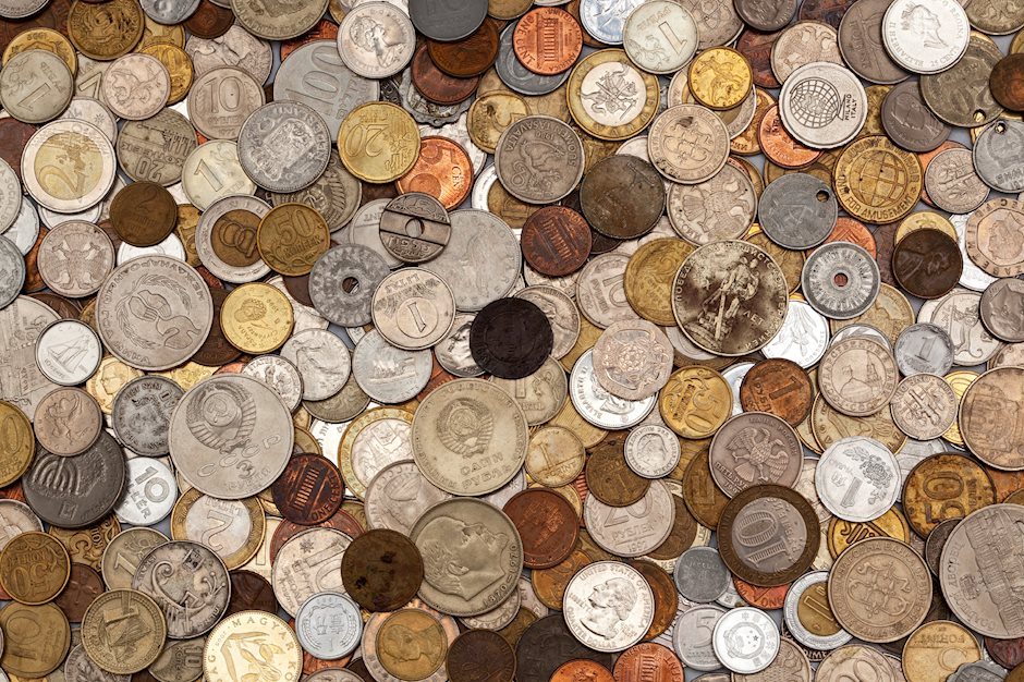 Un dólar a mitad de camino espera el dato de empleos